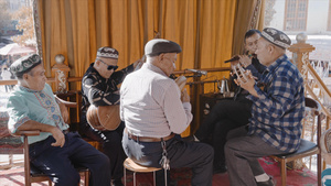 4K喀什古城百年老茶馆的乐器表演13秒视频