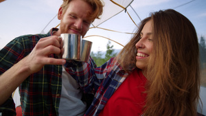 情侣在帐篷里干杯喝咖啡17秒视频