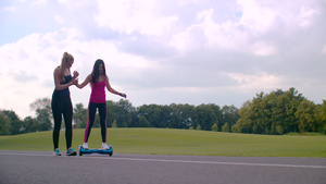 健身教练帮助女孩练习平衡车22秒视频