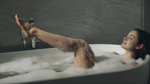 女性在浴缸里沐浴洗澡16秒视频