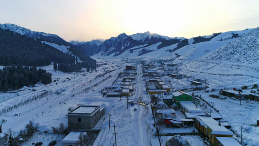 雪山脚下的村庄视频