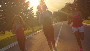 三个年轻女性在阳光下奔跑7秒视频