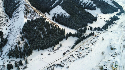 雪中峡谷中的小镇航拍视频