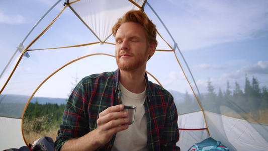男子在帐篷里享受下午茶视频