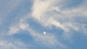 半月缓缓升起云层延时4K25秒视频