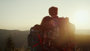 爬到山顶看日出的情侣背影21秒视频
