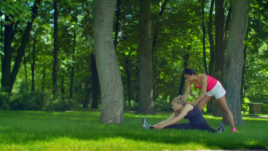 2个女孩在森林里做瑜伽拉升视频