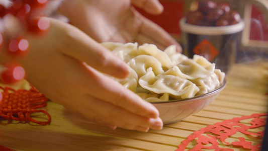 4K新年热腾腾饺子年夜饭视频