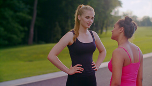 2个女孩在公园跑到上运动聊天11秒视频