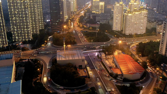 繁忙的城市交通夜景航拍延时摄影视频
