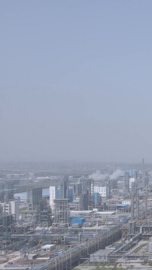 航拍长江边投产的工业能源乙烯石化生产基地素材生产素材42秒视频