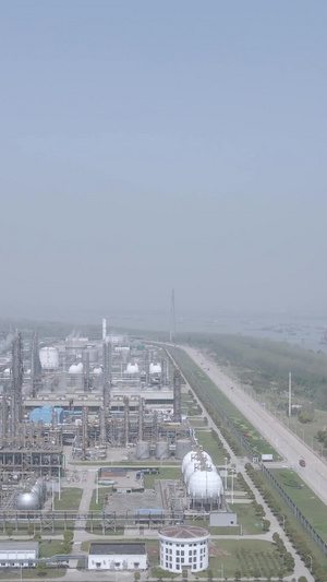 航拍长江边投产的工业能源乙烯石化生产基地素材环保素材42秒视频