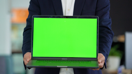 4k商务人士手持绿幕笔记本视频抠像视频