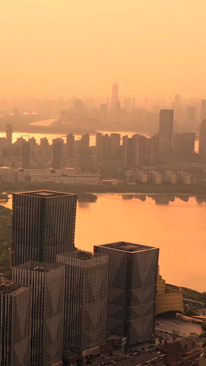 航拍夕阳下的武汉武昌城区和远眺长江大桥35秒视频