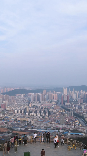 航拍山顶无人机飞过游客头顶飞向远方城市上空素材飞过头顶54秒视频