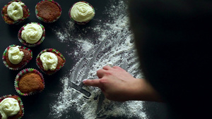 做蛋糕的厨师在面粉上写生日快乐30秒视频