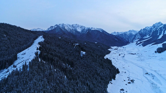 航拍天山山谷视频