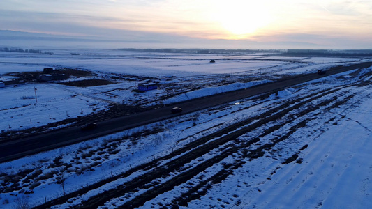 航拍雪地上的公路视频