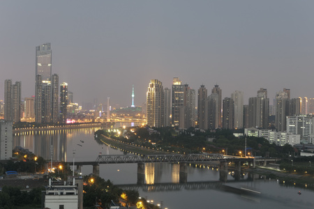 武汉城市铁路桥灯火通明夜景延时摄影视频