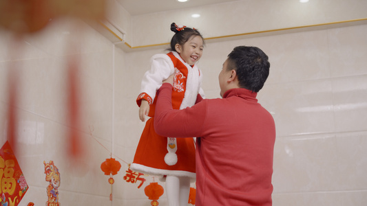 4K春节回家团聚父亲抱起孩子视频