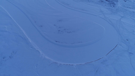 航拍雪地汽车轮胎划痕视频