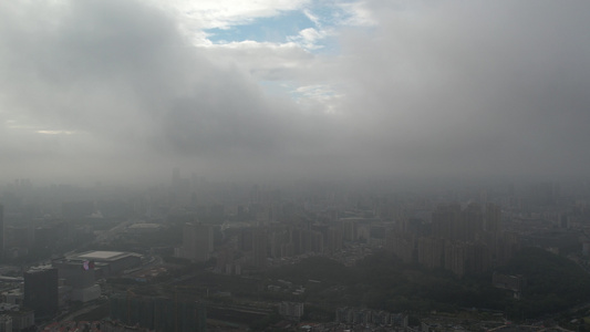 云雾中的城市航拍视频