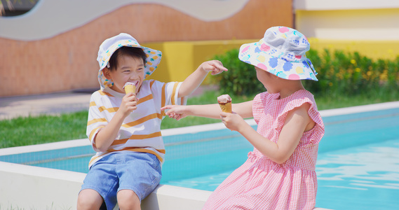 8K夏日坐在泳池边吃冰淇淋的小朋友哈哈带笑视频