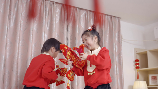 4K春节除夕夜孩子玩耍庆祝守岁视频