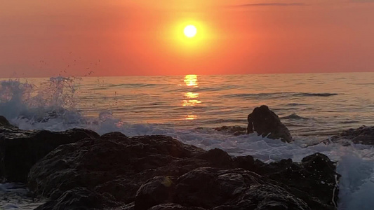 金色的余晖洒在汹涌的海浪上视频