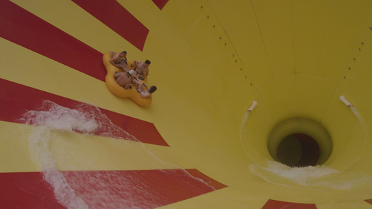 慢镜头升格拍摄4k素材城市夏天亲子游乐场戏水乐园娱乐休闲刺激项目视频
