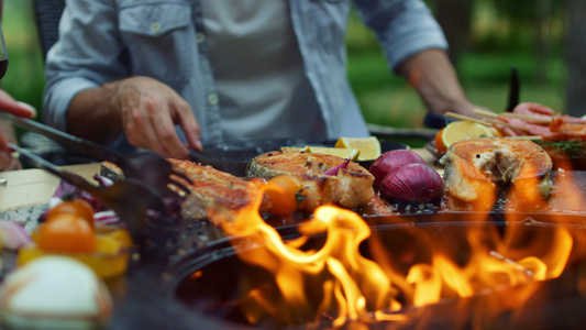 后院的bbq烧烤炉着火了女人在户外烧烤室准备食物视频