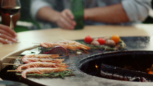 烧烤架上烹饪食物准备派对的虾16秒视频