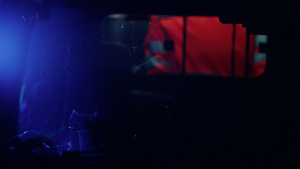 救急车抵达交通事故辅助医务人员站在车辆内立11秒视频