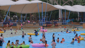 城市夏天消暑降温亲子游泳池娱乐戏水健身人群4k素材57秒视频