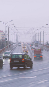 寒冬雨雪天气街道上的车流城市交通视频