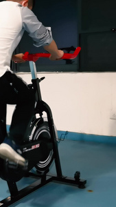 健身房锻炼训练健身动感单车运动视频素材视频