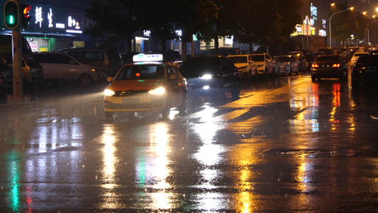 4K雨夜车流夜晚行车交通视频