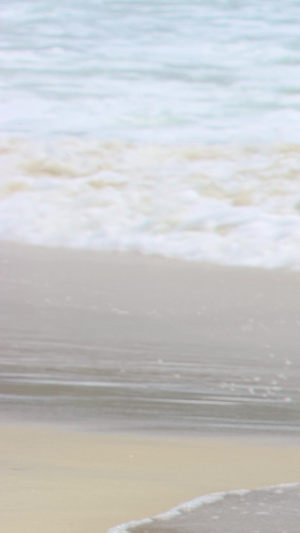 在海边跑步的男青年黄种人12秒视频