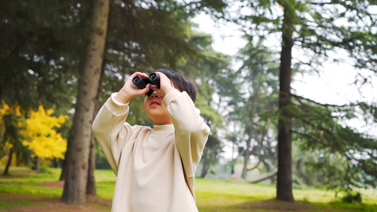 秋天公园使用望远镜观看的小男孩升格视频视频