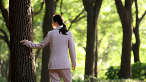 都市女性在林中漫步寻觅20秒视频