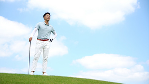 男青年手握高尔夫球杆眺望远方17秒视频