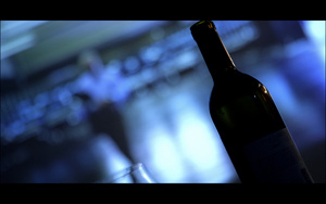 一支加拿大产红酒瓶在绚丽背景中闪闪发光12秒视频
