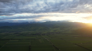 航拍新疆旅游5A级景区那拉提草原日出朝霞自然风光4k素材57秒视频