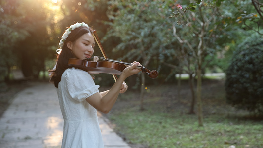 站在小路上的女生小提琴独奏视频