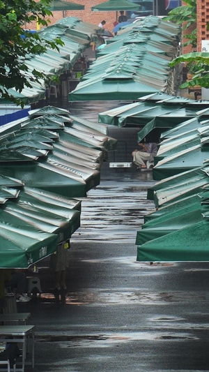 城市下雨天街道集市逛街街景素材雨天素材60秒视频