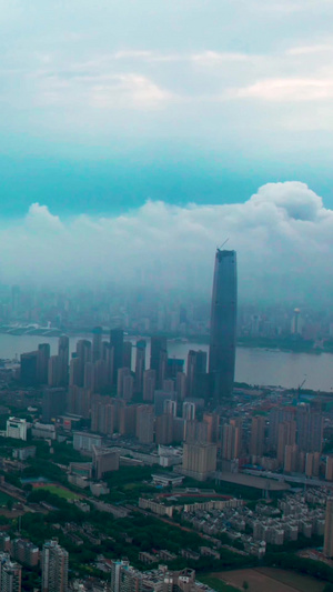平流雾云端之下的都市风光延时视频素材高楼大厦11秒视频