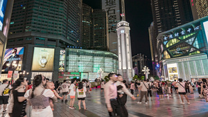 8K重庆解放碑步行街夜景人流延时15秒视频
