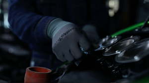 修理工修理摩托车89秒视频