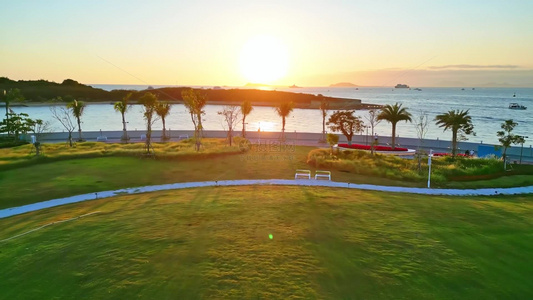 海南三亚春季小洲岛复绿公园阳光草坪上的露营放风筝的开兴市民游客与家人视频