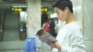 男青年在地铁站着看书10秒视频
